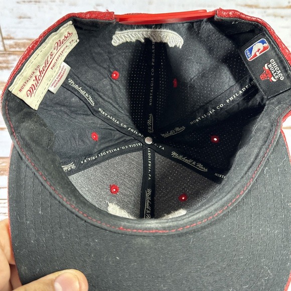 Mitchell and Ness Chicago Bulls Perforated Lambskin Leather Snapback Red - Picture 5 of 7